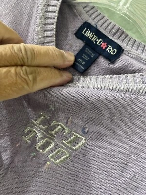 ОГРАНИЧЕННЫЙ СЛИШКОМ LTD СЛИШКОМ ЛОГОТИП КРАСИВЫЙ ЛАВАНДА МЯГКИЙ ХЛОПОК ВЯЗАНЫЙ СВИТЕР ТОП XS/8 - Изображение 1 из 4