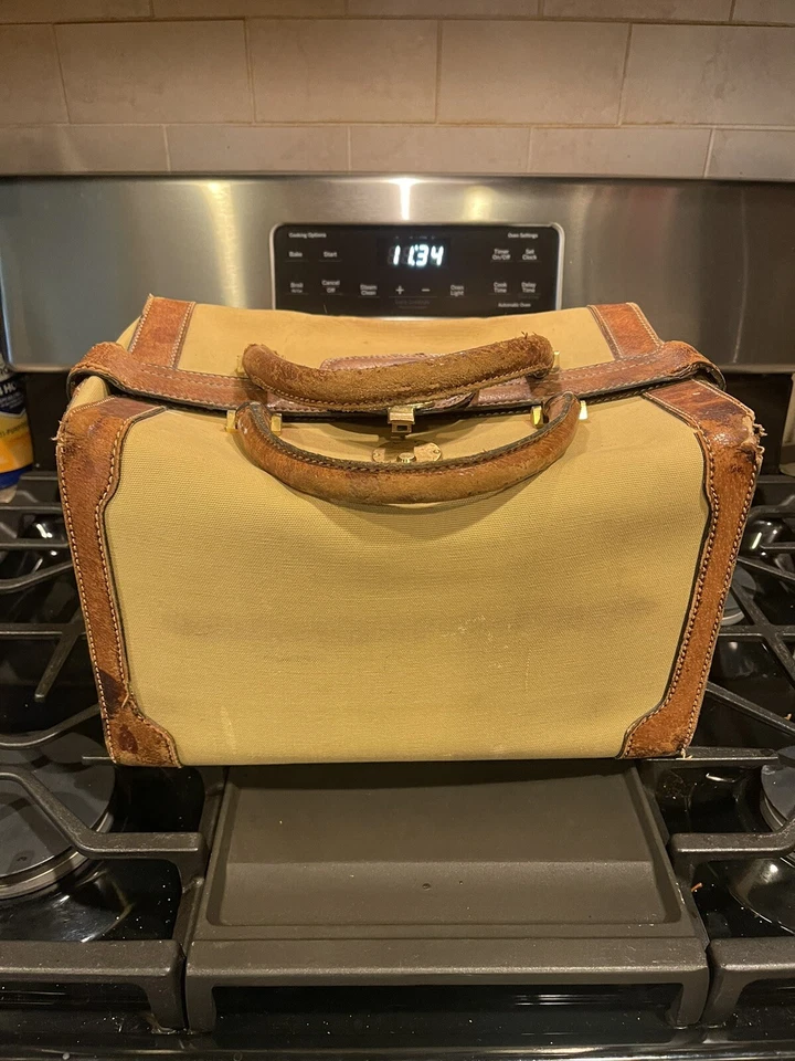 Bolso de médico/tren cuadrado vintage Gucci con llave Foto 1 de 4