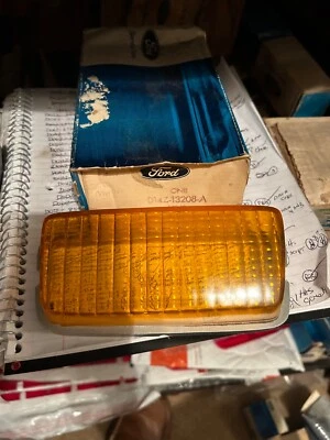 NOS FORD D14Z-13208-A 1971-73 MERCURY COMET 1970 COUGAR RH PARKING LIGHT LENS - Image 1 of 4