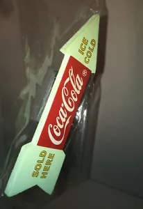 NUOVO NOS COCA-COLA MAGNETE FORMA FRECCIA COCA-COLA VENDUTO QUI FREDDO GHIACCIO - Foto 1 di 5