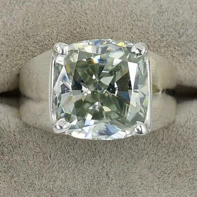 Tachuelas de diamantes sin anillo de corte cojín certificado de 8,50 quilates. Tarifas gratuitas. Foto 1 de 4