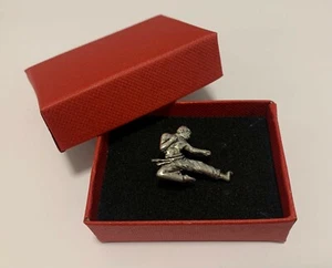 KARATE SILBER ZINN ANSTECKNADEL ABZEICHEN BROSCHE REVERS ROT GESCHENKBOX GEBURTSTAGE WEIHNACHTSGESCHENK - Bild 1 von 4