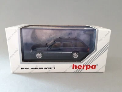 LE7303 HERPA 070133 1/43 1:43 Mercedes Benz E 320T Limousine bleue - Photo 1/4