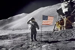 New 5x7 NASA Photo: Astronaut David Scott Salutes Flag on Moon, Apollo 15 - Picture 1 of 1