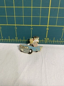 WARNER BROS/LOONEY TUNES SYLVESTER/TWEEDY BIRD in car ~ CLASSIC 50's VINTAGE PIN - Picture 1 of 2