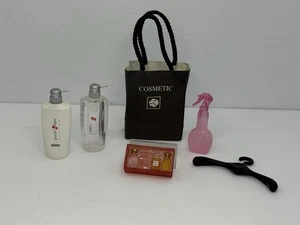 Casa delle Bambole Miniatura Cosmetici Shampoo e Prodotti da Bagno Plastica Scala 1/6 - Foto 1 di 7