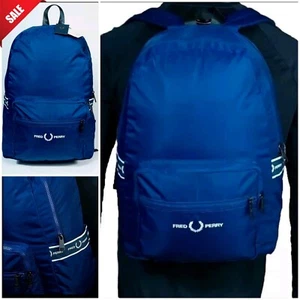 MOCHILA FRED PERRY CINTA GRÁFICA FRANCESA AZUL MARINO VARIOS BOLSILLOS UNISEX PRECIO DE VENTA SUGERIDO POR EL FABRICANTE 65 £ - Imagen 1 de 15