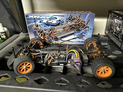 Coche de turismo eléctrico de lujo XRay T4 1:10 Foto 1 de 3