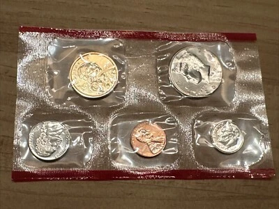 2001 - D United States Mint  Uncirculated (5 Coins) Coin Set - Red - Image 1 of 2