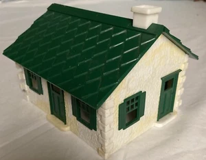 O Scale Bachmann Plasticville Cape Code House White w/Green Roof - Snap Together - Picture 1 of 6