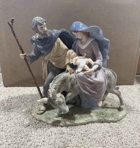 Escultura de porcelana clásica de Tesoros "Escape a Egipto" José María y el Niño Jesús - Imagen 1 de 19