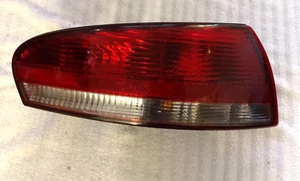 LUZ TRASERA IZQUIERDA CONDUCTOR CHRYSLER SEBRING CONVERTIBLE 2001-2006 - Imagen 1 de 2