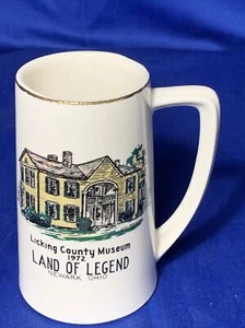 Taza de recuerdos del museo del condado de Newark, Ohio Licking - 1972 - Tierra de leyenda - Imagen 1 de 1