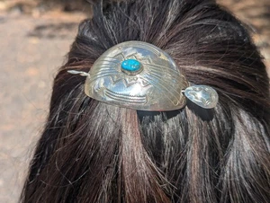 Navajo handgestempelter Concho geschwungen | türkisfarbener Stein | Haarnadel mit Stockzubehör - Bild 1 von 10