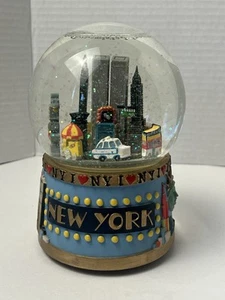 ❄️New York City Snow Globe Twin Towers 5th Avenue Statue Of Liberty Times Square - Picture 1 of 9