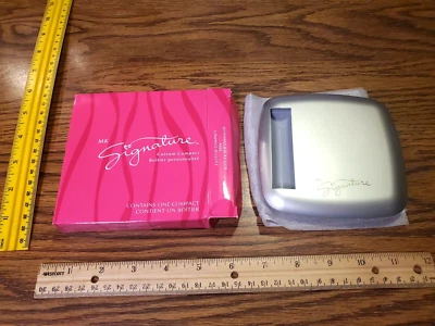 Paleta de colores Mary Kay Signature compacta personalizada con espejo 9004 gris platino  Foto 1 de 4