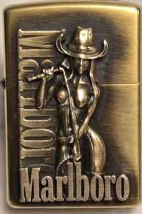 Zippo Marlboro Cowgirl Metall Logo Damen Bullwhip Radierung Antik Gold Feuerzeug - Bild 1 von 5