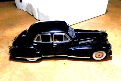 Danbury Mint 1941 Cadillac  Fleetwood Series 60 Special w Box 1:24 Scale - Image 1 of 4