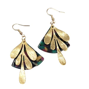 Pendientes Perforados Tono Dorado Cuelgan Multicolor Acrílico 1.75" - Imagen 1 de 5