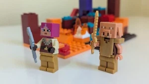 Minecraft Lego DER VERZOGENE WALD Minifiguren JÄGERIN & PIGLIN Mini Block Biome - Bild 1 von 7