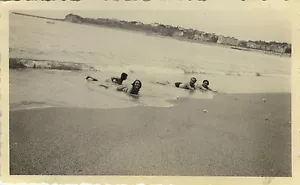 PHOTO ANCIENNE - VINTAGE SNAPSHOT - PLAGE MER BLAGUE DÉTENTE LOISIRS DRÔLE - SEA - Bild 1 von 1