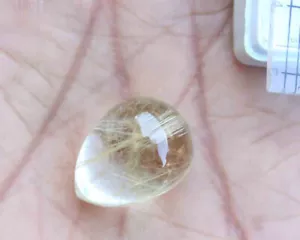 Cristallo di Rutilo Dorato Naturale 30,50 Ct, Pendente Sciolto a Goccia Creazione Gemma - Foto 1 di 3