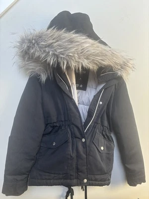 Hollister Mujer Parka Negra Relleno Reciclado Capucha Chaqueta Extraíble Piel Sintética Talla M Foto 1 de 4