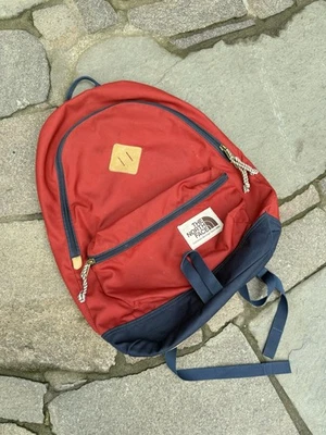Mochila retro North Face de algodón rojo para hombre con etiqueta marrón  Foto 1 de 4