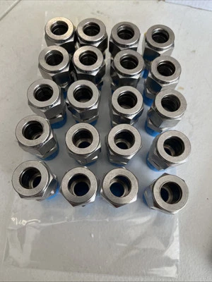 HYLOK hy-Lok Tube Adapter 3/8 NPTM X 1/2 Tube 20 Pieces , New 316.  - Image 1 of 2