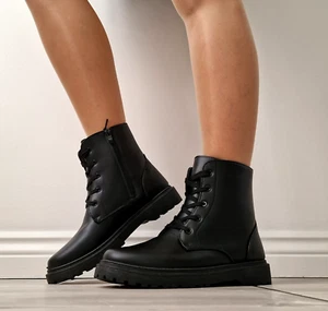 Damen Schwarz Stiefeletten Flach Wanderer Schnürung Reißverschluss Kampfschuhe Militärstiefel 3-8 - Bild 1 von 13