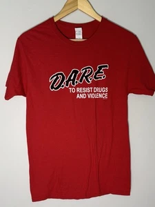D.A.R.E. T-shirt rossa taglia small etichetta Fruit of the Loom retrò grunge - Foto 1 di 4