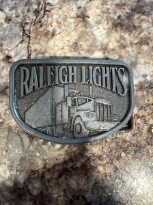 Vintage 70er Jahre Zinn RALEIGH LIGHTS Tabak Zigaretten Semi Truck Gürtelschnalle 🚬 - Bild 1 von 6
