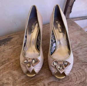 POETIC LICENSE Unique Gold Pleated Fabric Peep Toe w/Crystal Bow Heels 8.5M NEW! - Picture 1 of 12