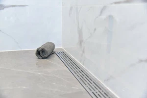 Polished Linear Shower Drains, Broken Lane Design SereneDrains - Bild 1 von 12