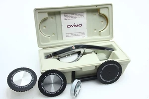 Dymo 1570 Deluxe Bandmaschine Kit Beschriftungsgerät mit 3/8 Beschriftungsband 3-RÄDER - Bild 1 von 9