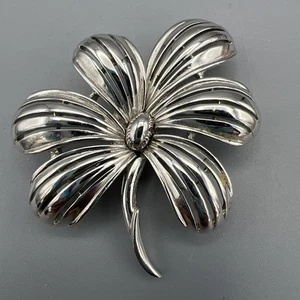 Broche prendedor vintage corona trifari tono plata flor trabajo abierto pétalos firmado 2" - Imagen 1 de 10