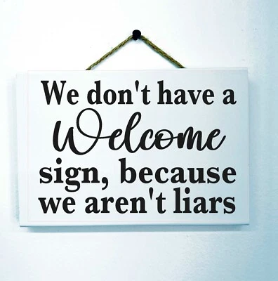 No tenemos cartel de bienvenida porque no somos mentirosos percha puerta porche vestíbulo Foto 1 de 4