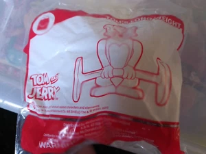 2021 McDonalds Happy Meal Toy Tom and Jerry - TOM'S LONG WEIGHT, BNIB - Picture 1 of 5
