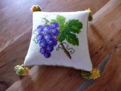 Coussin  tapisserie canevas " raisin "  en laine  avec pompons ( ref V ) - Photo 1/4