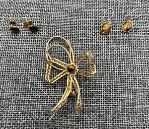 Vintage Schmuck Konvolut "Tigerauge". Filigrane Schleifennadel und 2 Paar Ohrringe. - Bild 1 von 5