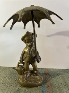 Statuina ragazzo vintage in ottone massiccio con ombrello e annaffiatoio. Roba pesante. - Foto 1 di 14