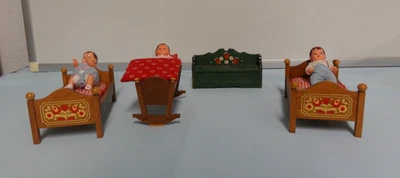 Schöne alte Puppenhausmöbel und 3 kleine Püppchen - Vintage/Retro - Bild 1 von 4