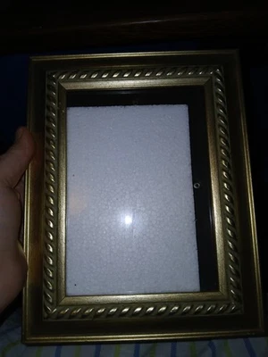 Marco de madera marrón dorado 5x7 terciopelo negro diseño torcido trasero Foto 1 de 2