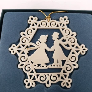 Lenox Schneeflocke Weihnachtsschmuck viktorianische Schlittschuhläufer Porzellan elfenbeinweiß - Bild 1 von 7