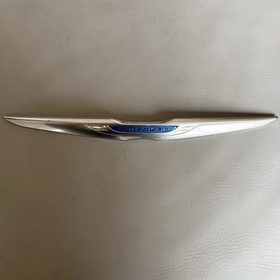 Chrysler 300 2013 emblema trasero maletero insignia signo símbolo logotipo original OEM Foto 1 de 4