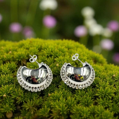 Orecchini in Acciaio Nickel Free Bombato con zirconi Chiusura a farfallina - Immagine 1 di 3