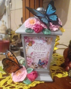 Lena Liu Erinnerungslaterne "Good Byes Are Not Forever" mit Blumen & Schmetterlingen - Bild 1 von 5