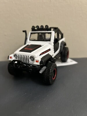 2003 JEEP WRANGLER 4 x 4 RUBICON ПОДНЯЛ БЕЛЫЙ/ЧЕРНЫЙ 1/35 MAISTO ЛИТАЯ МОДЕЛЬ АВТОМОБИЛЯ  - Изображение 1 из 4