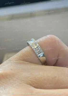 Anillo banda de eternidad de diamantes creado en laboratorio baguette de 2 quilates enchapado en oro blanco de 14 quilates para mujer Foto 1 de 3
