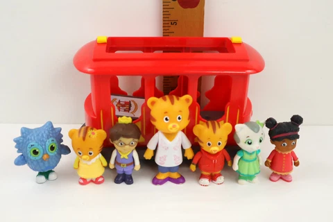 Daniel Tiger's Neighborhood Pull Back 'n Go Trolley w/ Ringing Bell & 7 Figures Cover